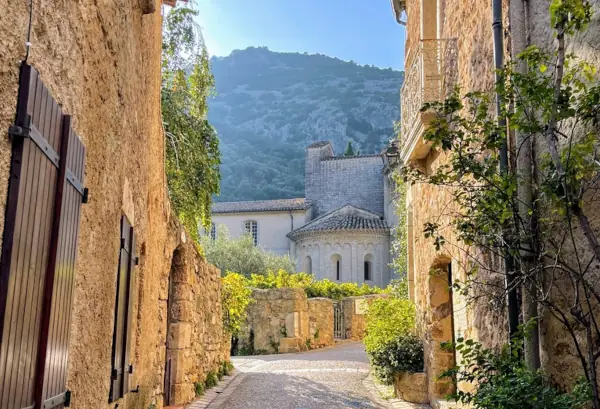 L'abbaye de Gellone, destination finale du chemin de Saint-Guilhem-le-Désert L'abbaye de Gellone, destination finale du chemin de Saint-Guilhem-le-Désert