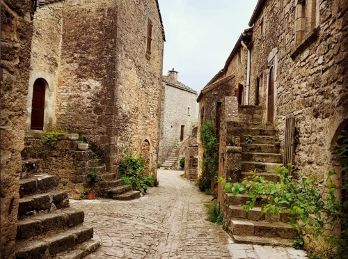 la couvertoirade village médiéval sur le larzac