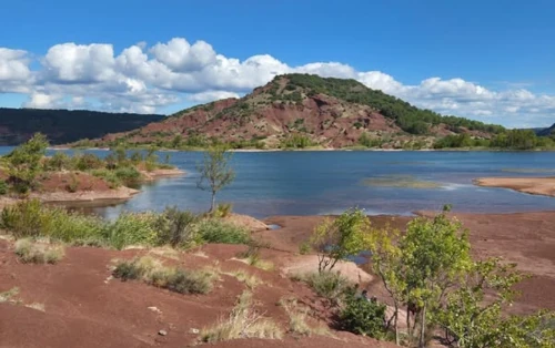 lac du Salagou paysage rouge et eau dans l’Hérault